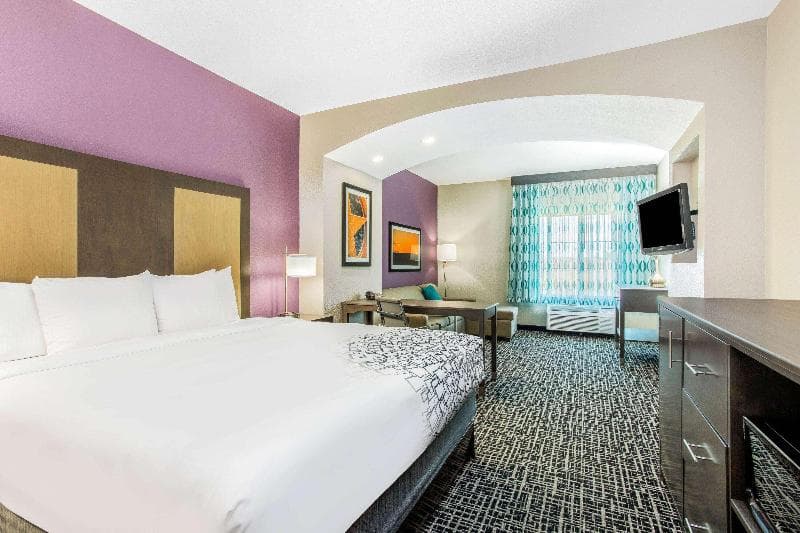 La Quinta Inn & Suites by Wyndham Hillsboro 5
