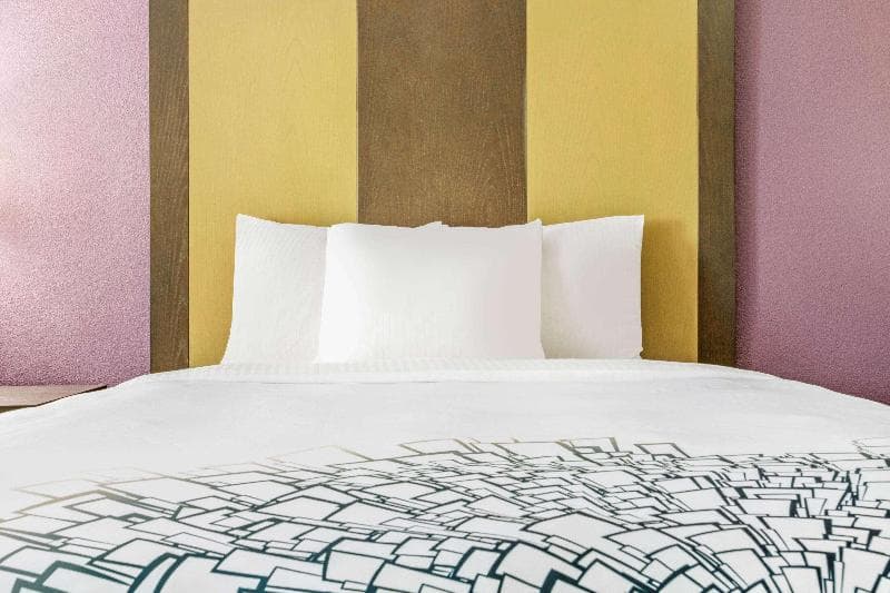 La Quinta Inn & Suites by Wyndham Hillsboro 4