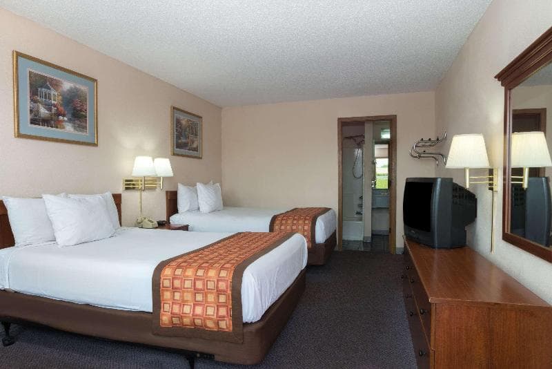 Days Inn by Wyndham Indianapolis East Post Road 4