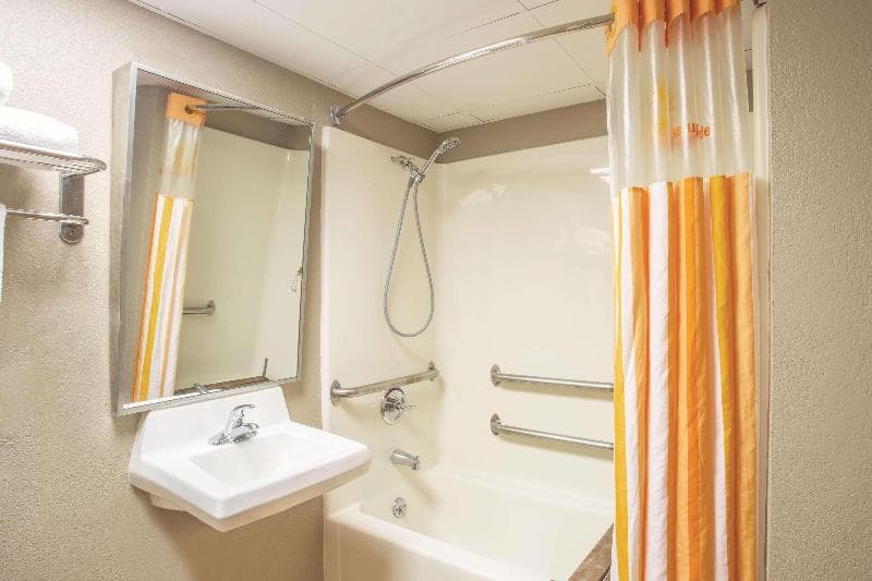 La Quinta Inn & Suites by Wyndham Indianapolis South 5