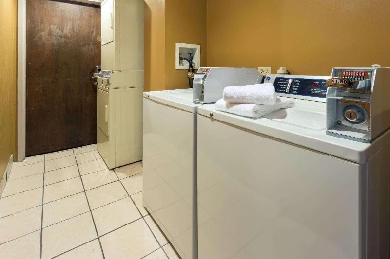 Days Inn & Suites by Wyndham Northwest Indianapolis 4