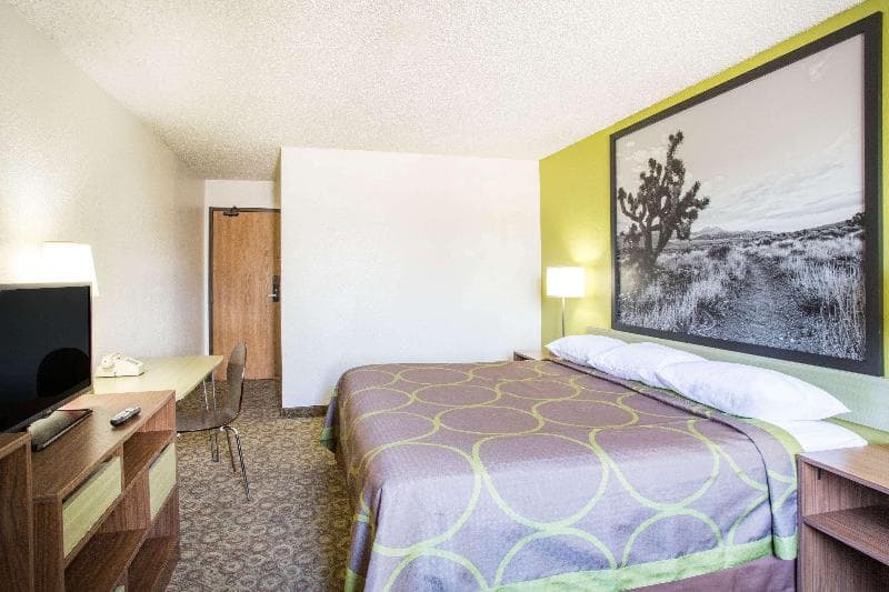 Super 8 by Wyndham Kingman photo 1