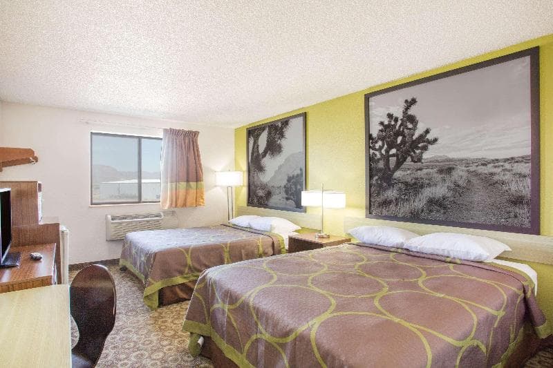Super 8 by Wyndham Kingman 3