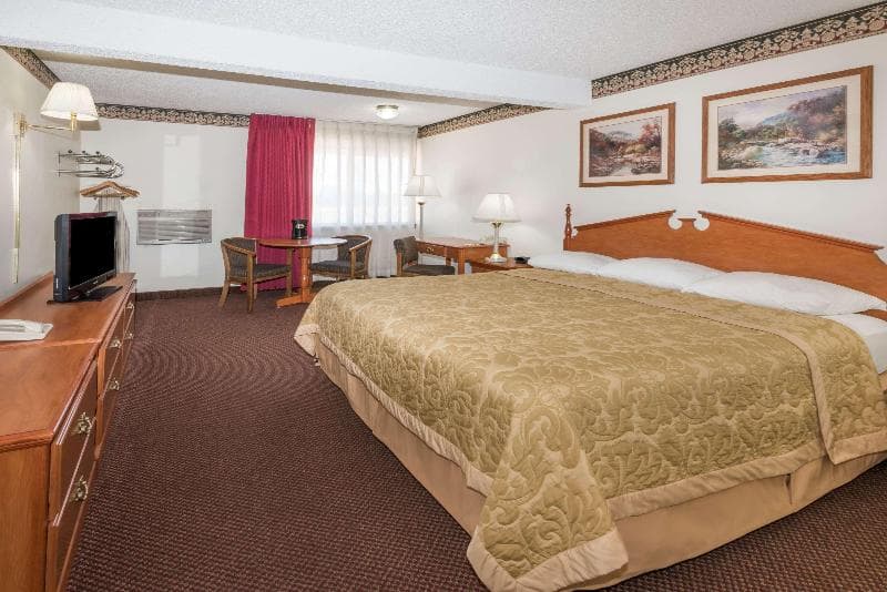 Super 8 by Wyndham Laramie 4