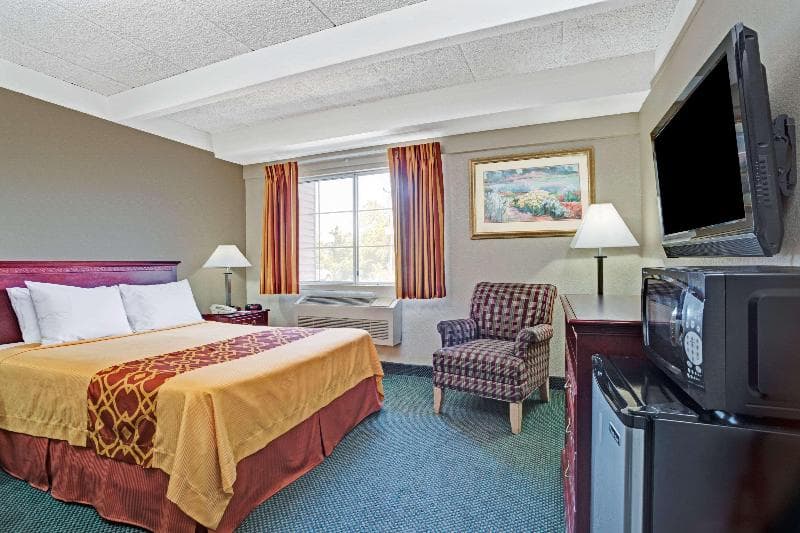 Travelodge By Wyndham Iowa City 2