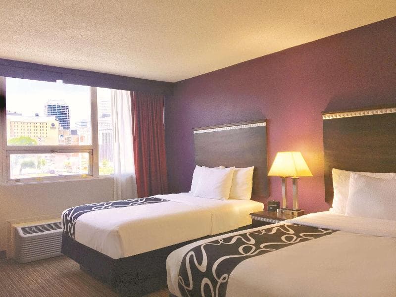 La Quinta Inn & Suites by Wyndham Indianapolis Downtown 5