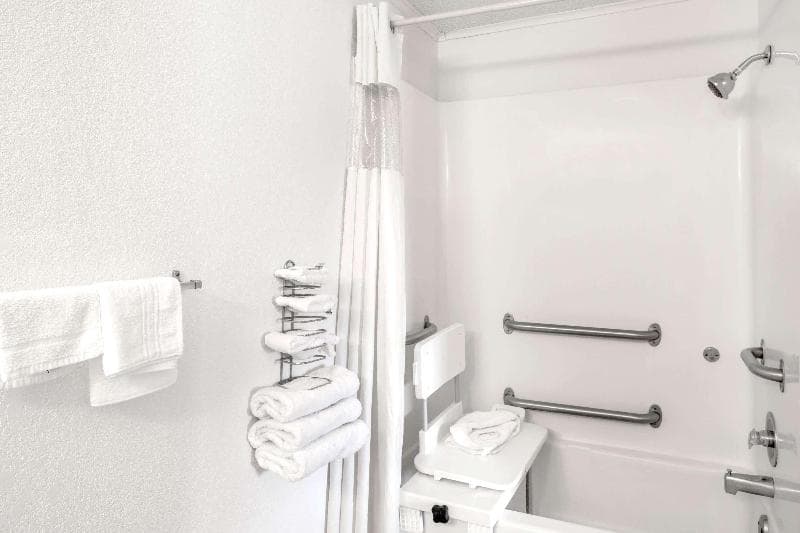Howard Johnson by Wyndham Wilmington 5