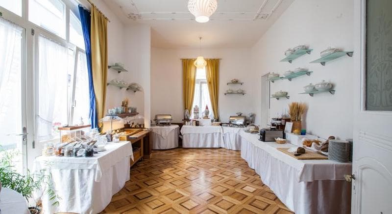 Carlton-Europe Vintage Adults Hotel 4