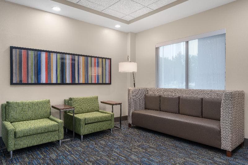 Holiday Inn Express & Suites Coralville 3