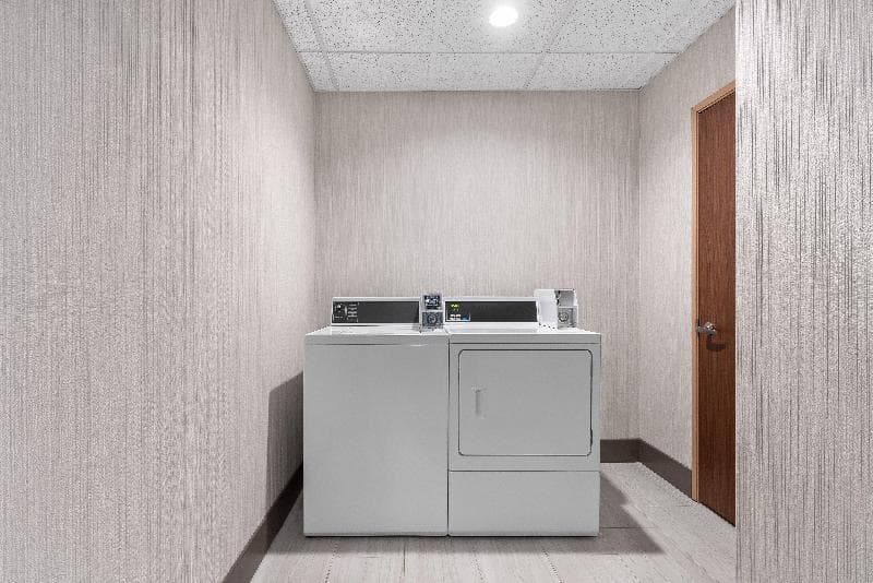 Holiday Inn Express & Suites Coralville 4