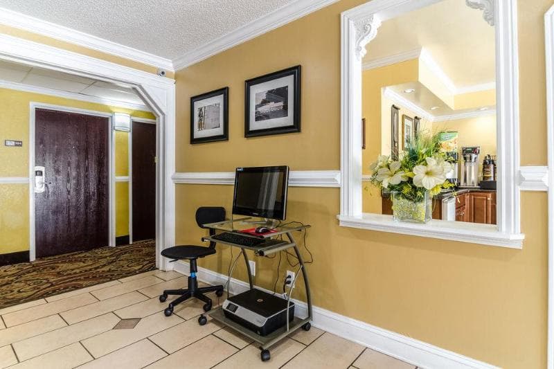 Rodeway Inn & Suites photo 1