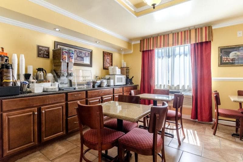 Rodeway Inn & Suites 2