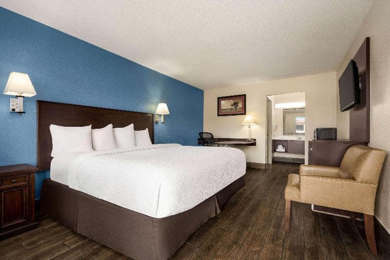 Baymont by Wyndham Kingman photo 1