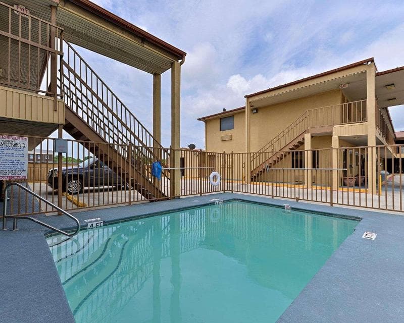 Econo Lodge 2