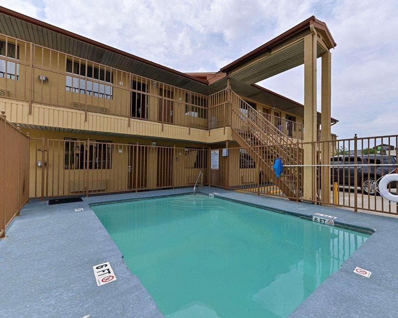 Econo Lodge 4