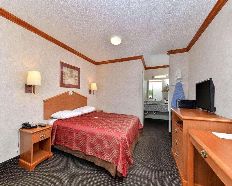 Econo Lodge 3