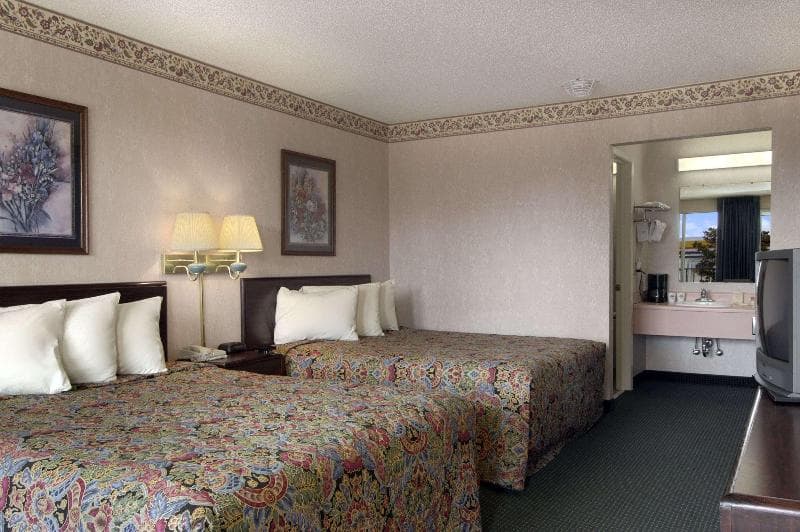 Days Inn by Wyndham Jonesboro 2