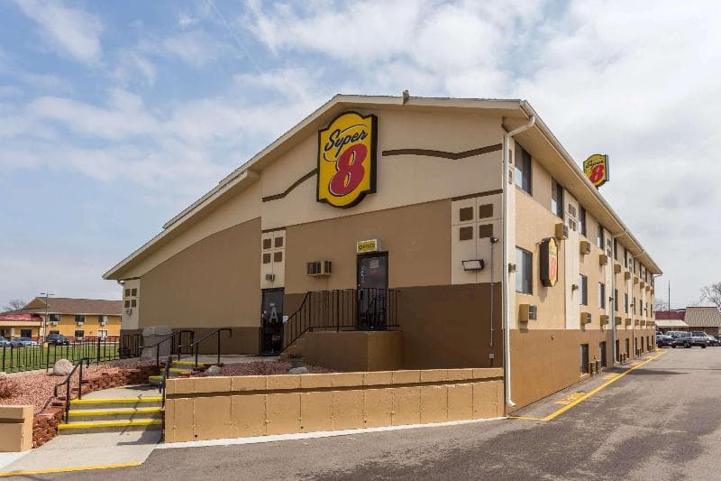 Super 8 By Wyndham Janesville 5