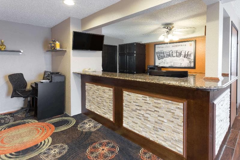 Super 8 By Wyndham Janesville 4