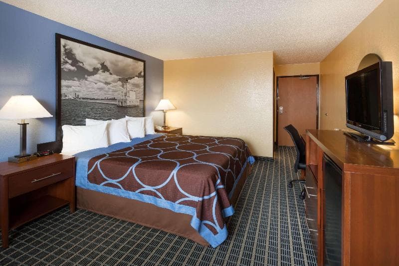 Super 8 By Wyndham Janesville 2