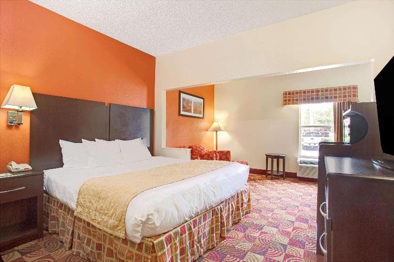 Days Inn & Suites By Wyndham Ridgeland photo 1