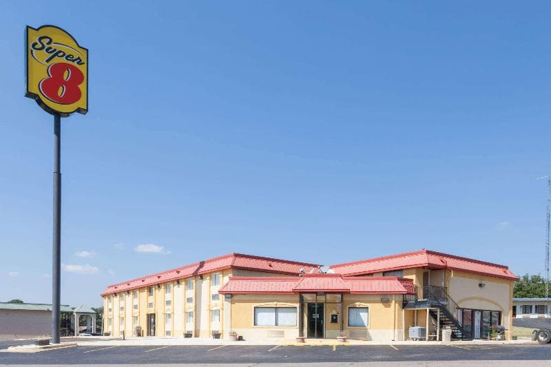 Super 8 By Wyndham Clinton 4