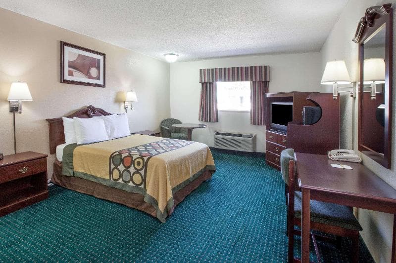 Super 8 By Wyndham Clinton photo 1