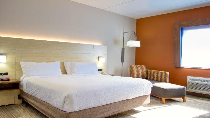 Holiday Inn Express Hotel & Suites Byram 3