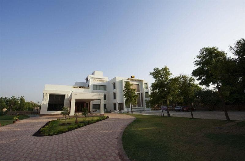 Lariya Resort main