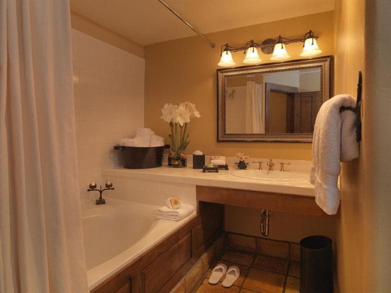 Rusty Parrot Lodge And Spa main