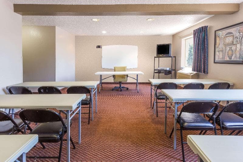 Super 8 by Wyndham Joliet I-55 North/Chicago 2