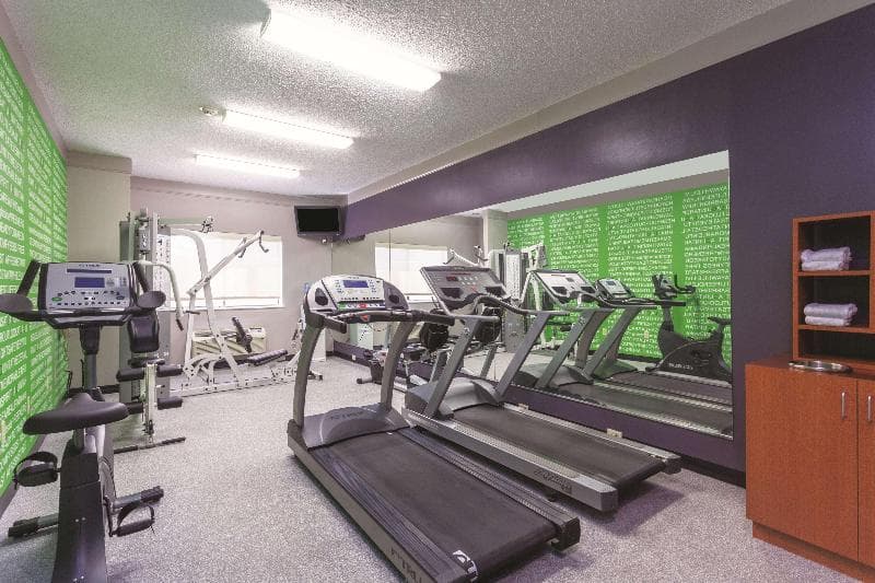 La Quinta Inn & Suites by Wyndham Jackson Airport 2