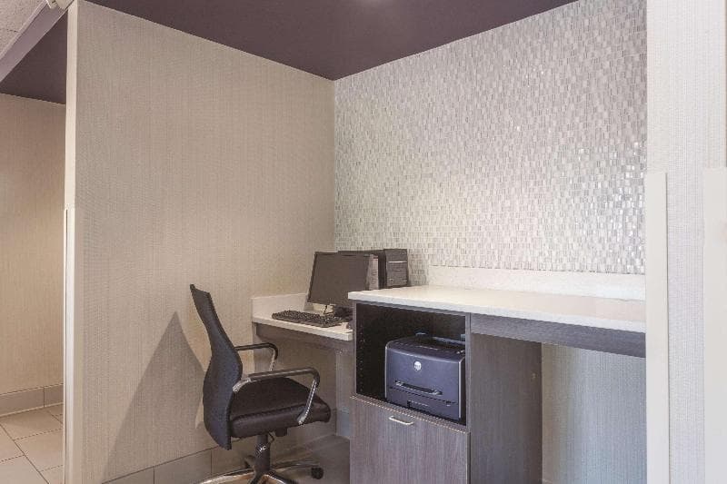 La Quinta Inn & Suites by Wyndham Jackson Airport photo 1