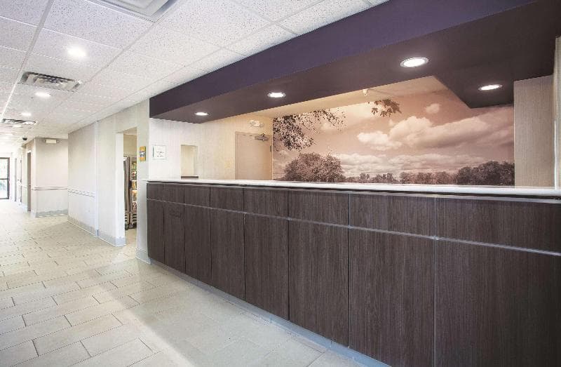 La Quinta Inn & Suites by Wyndham Jackson Airport 5