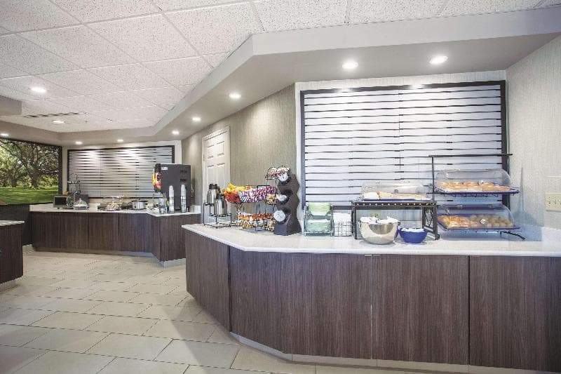 La Quinta Inn & Suites by Wyndham Jackson Airport 3