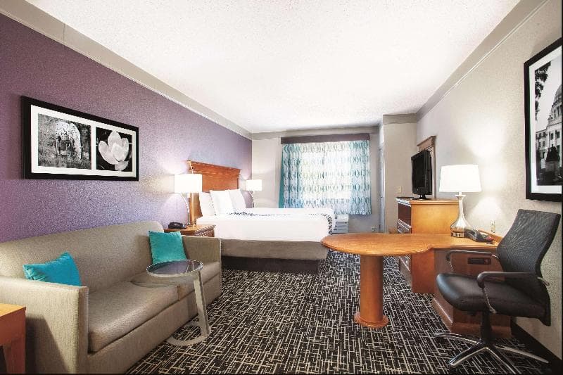 La Quinta Inn & Suites by Wyndham Jackson Airport 4