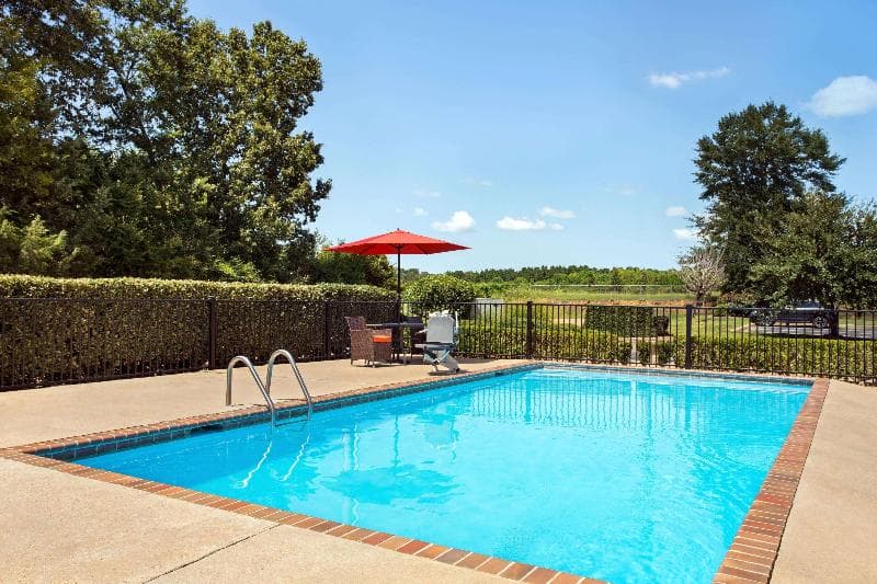 Super 8 by Wyndham Clinton 2