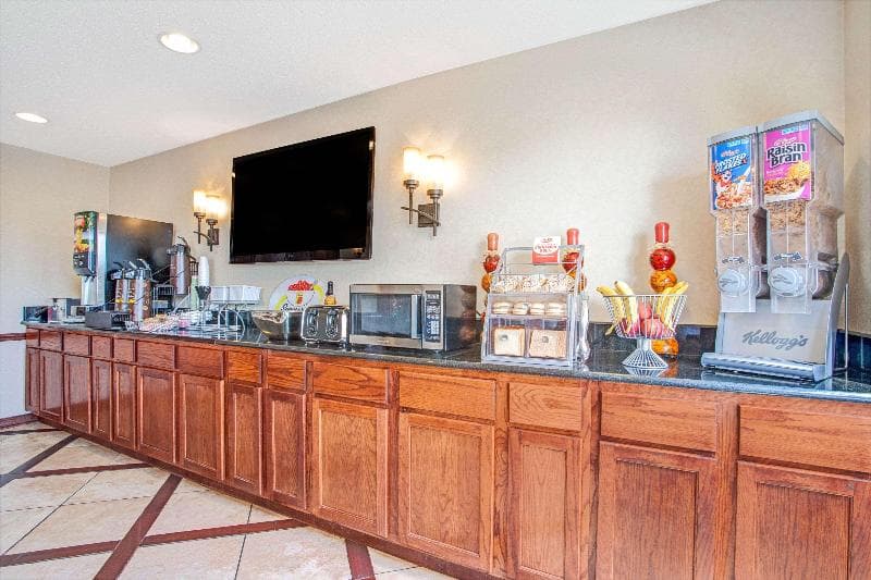 Super 8 by Wyndham Clinton 5