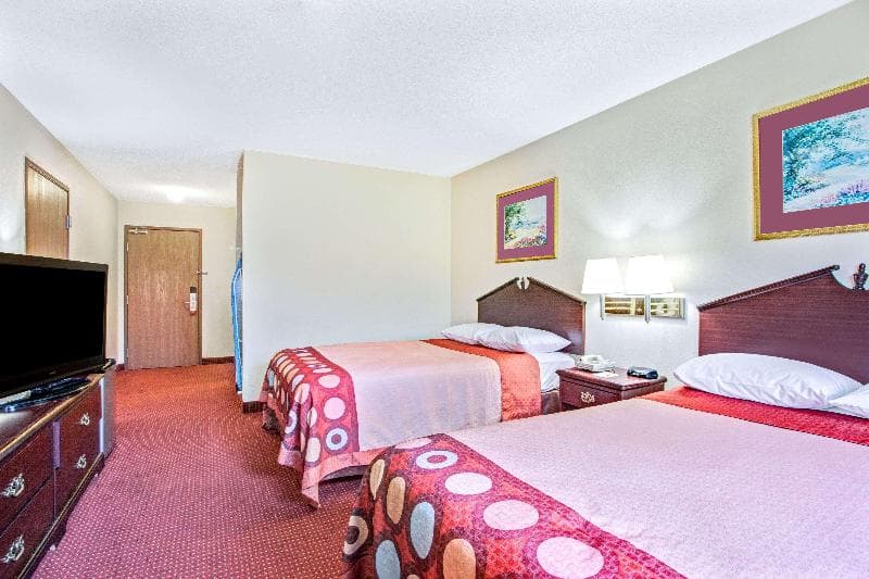Super 8 by Wyndham Clinton photo 1