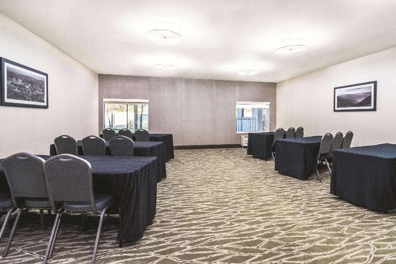 La Quinta Inn & Suites by Wyndham Loudon photo 1