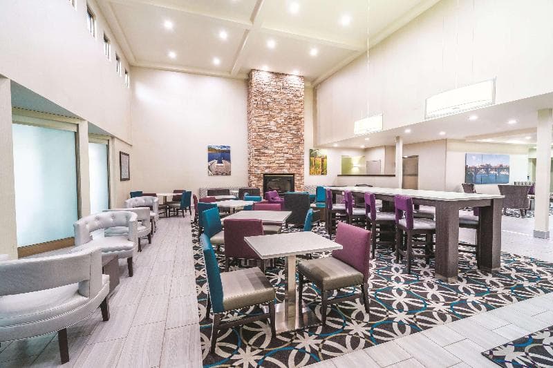 La Quinta Inn & Suites by Wyndham Loudon 3