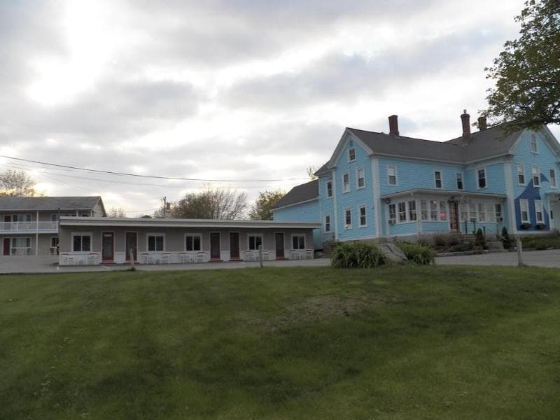 Coast Village Inn & Cottages photo 1