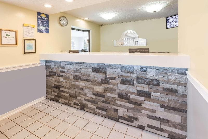 Days Inn by Wyndham Kent - Akron 5