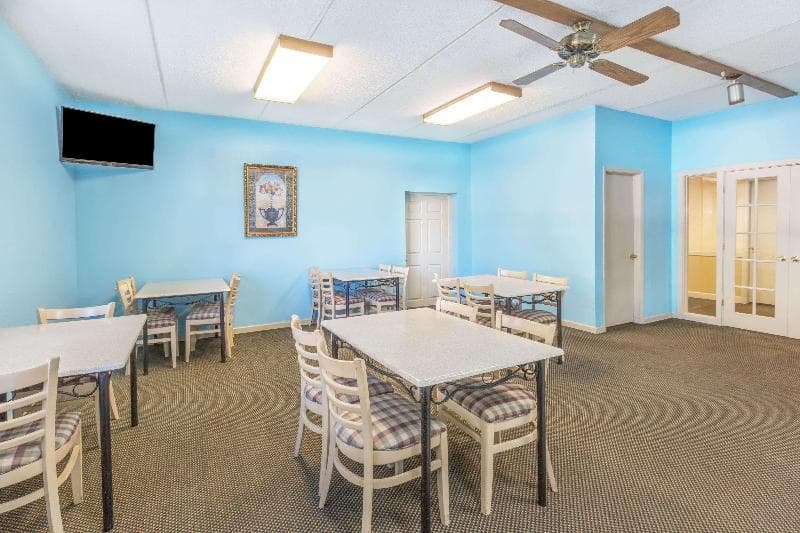 Super 8 by Wyndham Knoxville Downtown Area 2