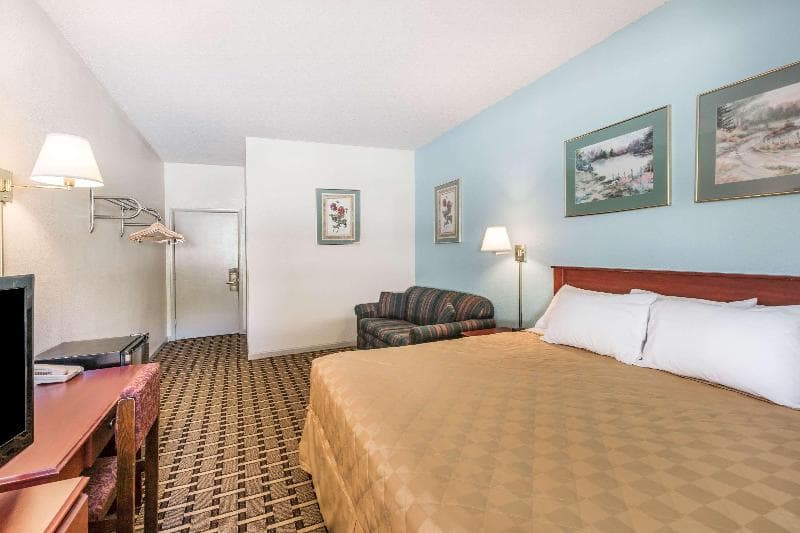 Super 8 by Wyndham Knoxville Downtown Area photo 1