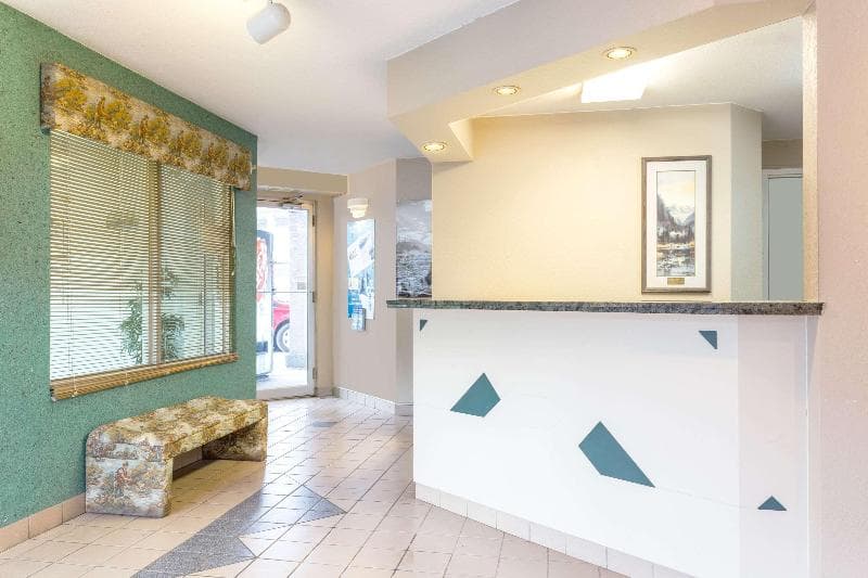 Super 8 by Wyndham Golden 2