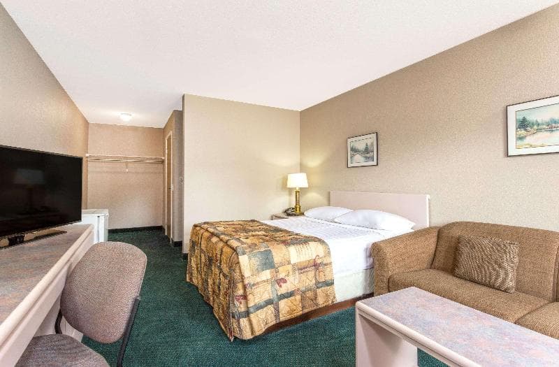 Super 8 by Wyndham Golden 4