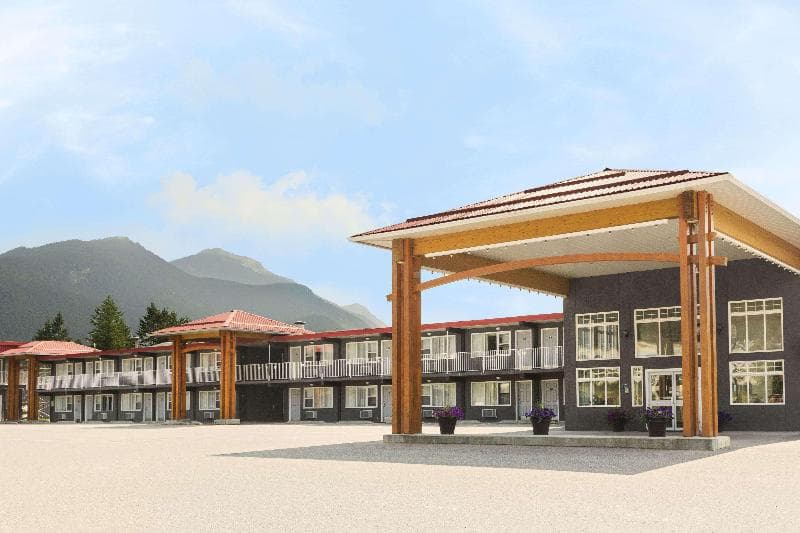 Days Inn by Wyndham Golden photo 1