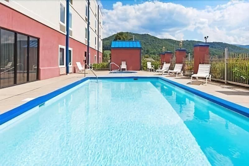 Mountain Inn & Suites photo 1