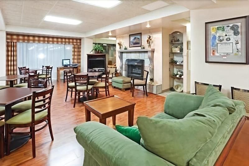 Mountain Inn & Suites 5